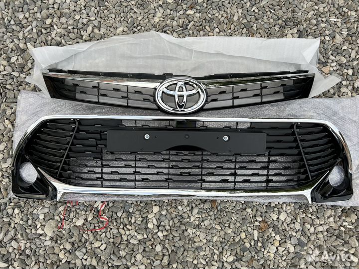 Решетки на Тойоту Камри V55 Комплект + Эмблема