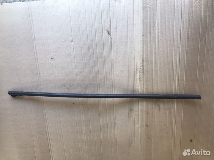 Уплотнитель стекла передней двери Skoda Rapid