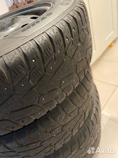 Зимние шипованные колеса в сборе с колпаками