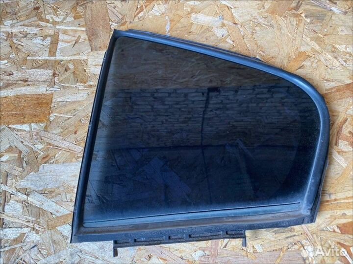 Стекло двери задней левой (форточка)