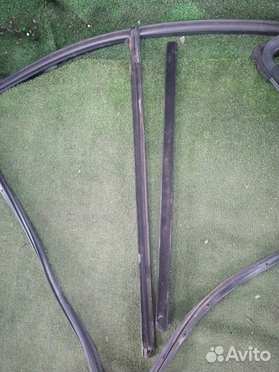 Уплотнение двери переднее левое Ford Explorer 4