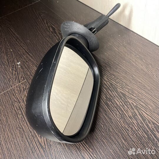 Правое боковое зеркало на renault logan