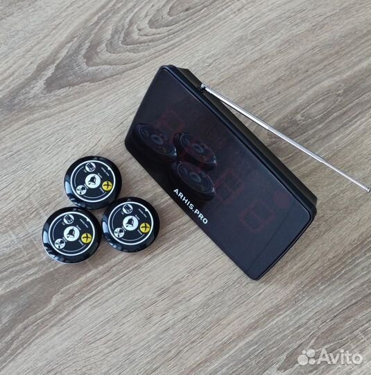 Кнопка вызова персонала и табло для официантов