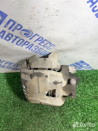 Суппорт передний правый Renault Fluence седан 1.6