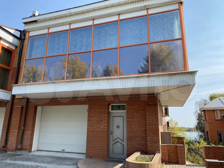 Коттедж 400 м² на участке 10 сот.