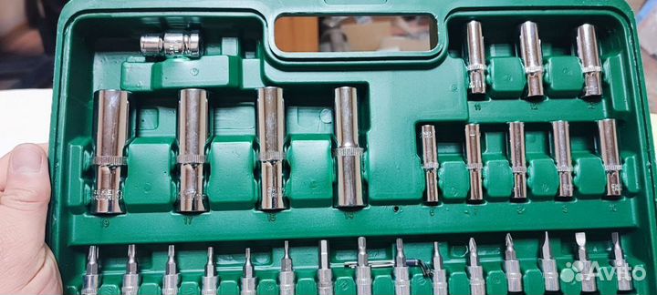 Набор ключей и головок для автомобиля