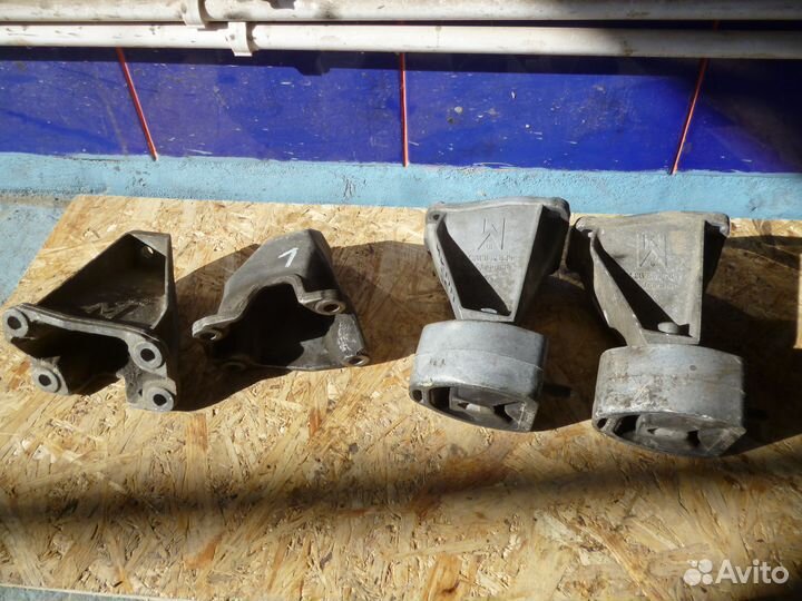 Кронштейн опоры левый коробки фольксваген ауди