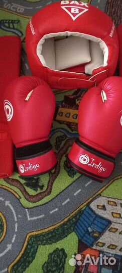 Боксерские перчатки. Защита наколенники
