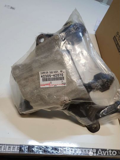 Кулак поворотный задний левый Toyota RAV4 X50