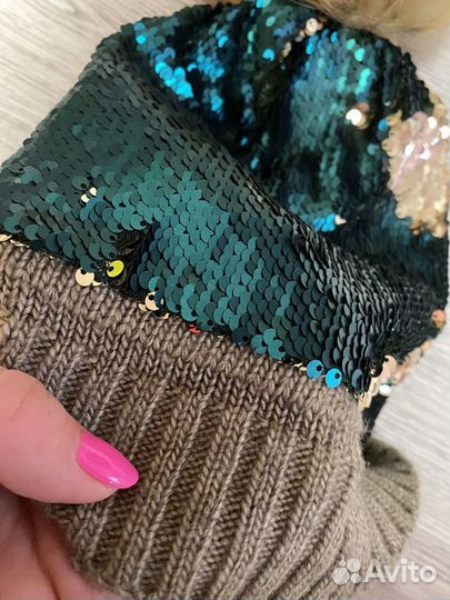 Шапка с пайетками и помпоном