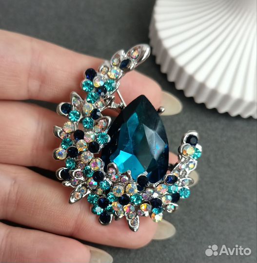 Красивая брошь