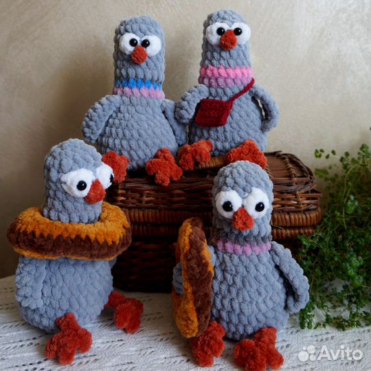 Голубь с хлебом, мягкая игрушка, подарок-сувенир