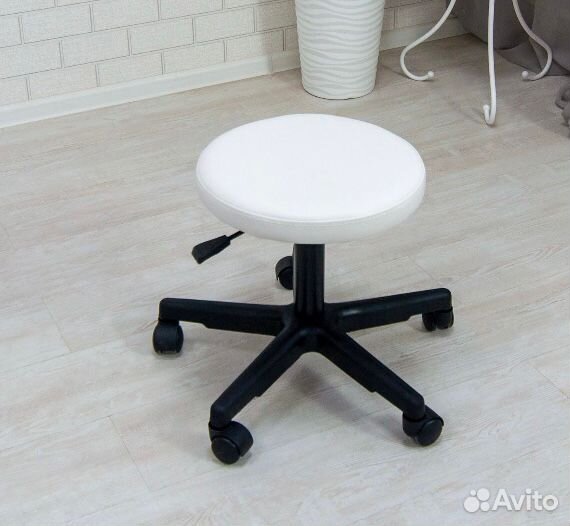 Стул мастера на колесиках
