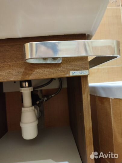 Умывальник с тумбой для ванной