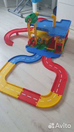 Парковка с дорогой