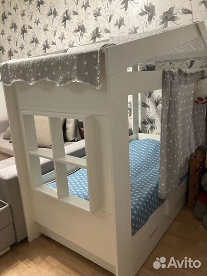 Кровать домик с выкатным ящиком