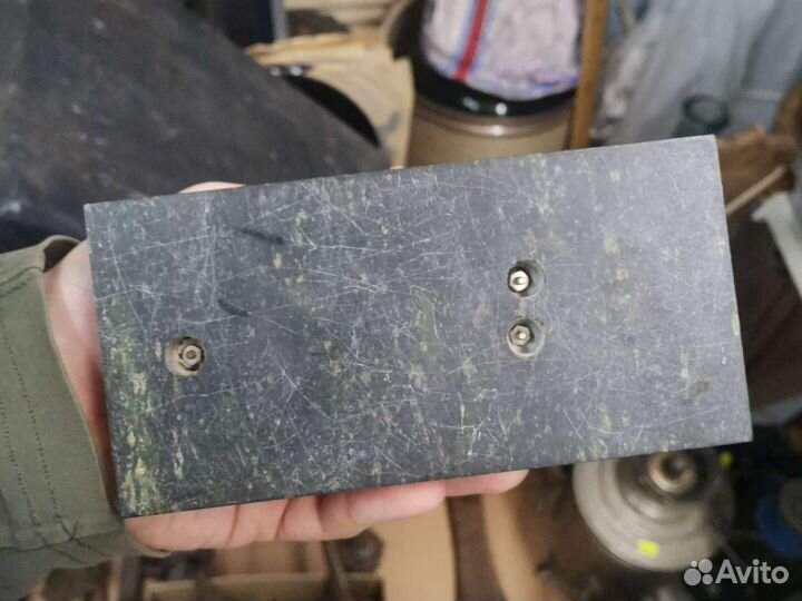 Часы молния барабан на камне