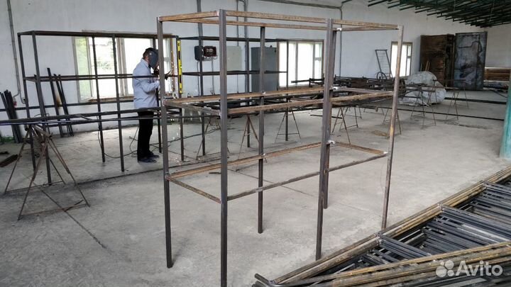 Металлические полки и стеллажи