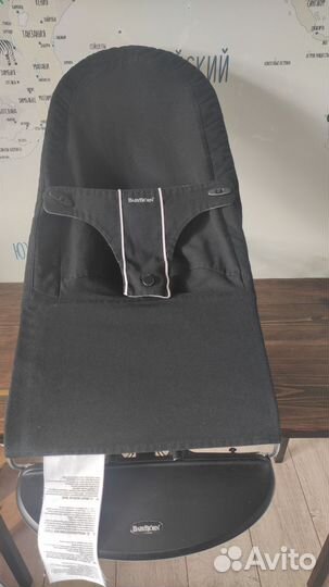 Шезлонг babybjorn с игрушкой