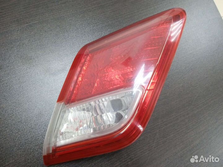 Фонарь на крышке багажника правый Toyota Camry v40
