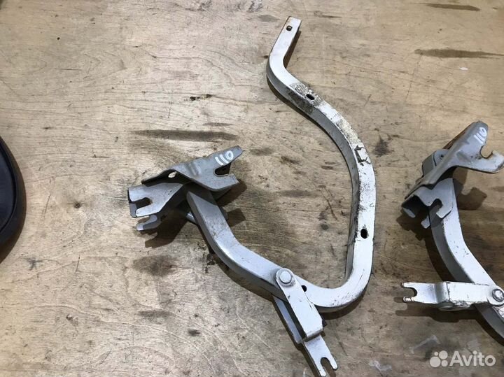 Петля крышки багажника Toyota Mark II