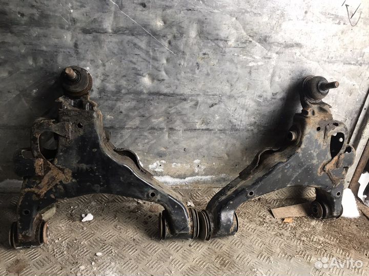 Продам передние рычаги toyota land cruiser 200