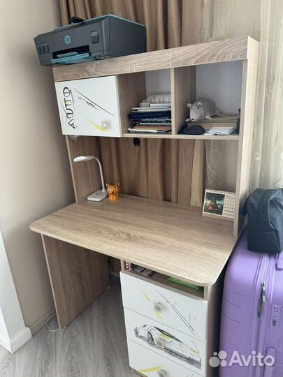 Письменный стол для школьника с надстройкой