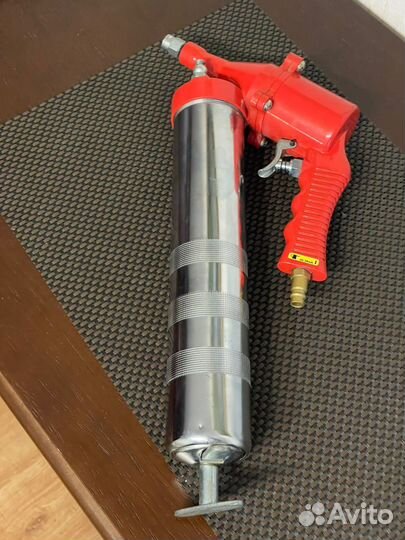 Шприц для смазки пневматический