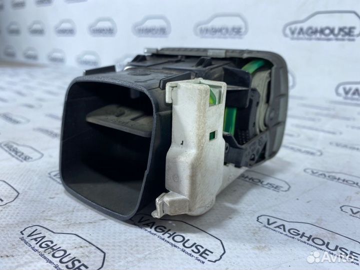 Дефлектор воздуховода правый Volkswagen Passat B5