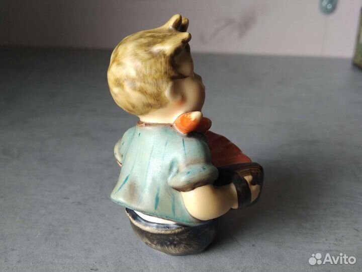 Статуэтка Goebel мальчик с гармошкой