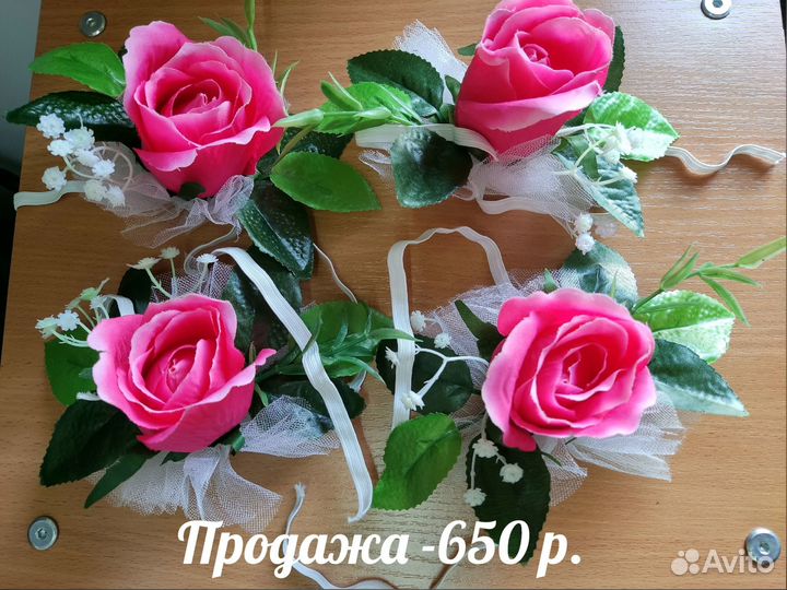 Свадебные украшения на автомобили в розовом цвете