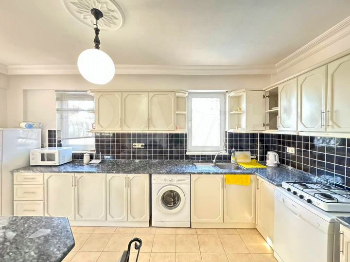 Дом 198 м² на участке 4,5 сот.