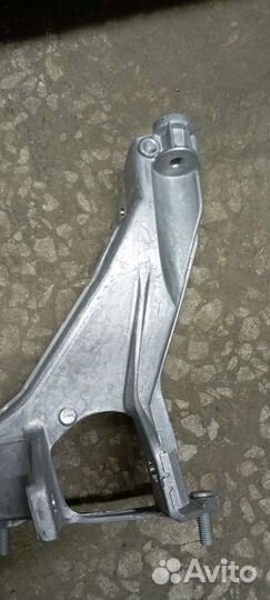 Кронштейн подрамника правый porsche cayman 718 GT4