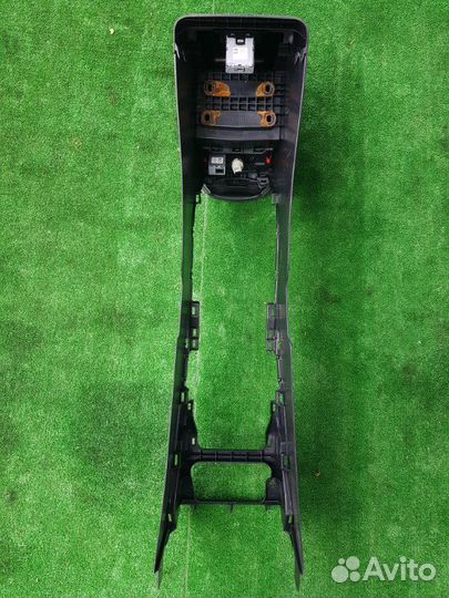 Бардачок между сиденьями Toyota Corolla Touring