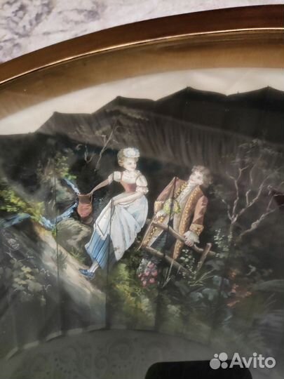 Веер антикварный в витрине