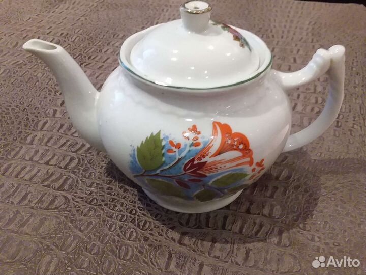 Сахарницы, заварочные чайники, подсвечник