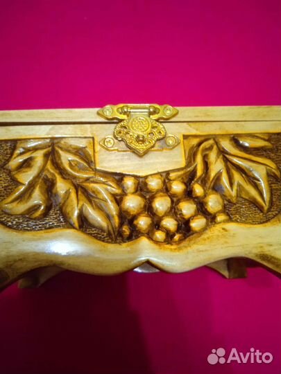 Шкатулка–ларец деревянная лакированная