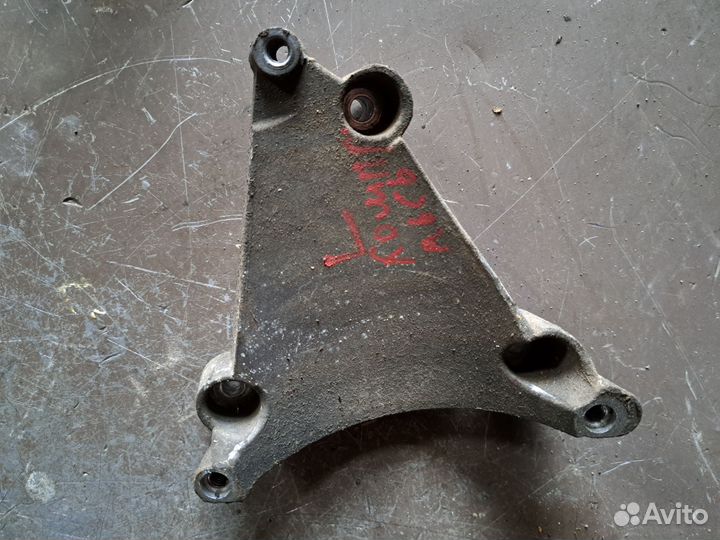 Кронштейн компрессора кондиционера Audi A6 C6