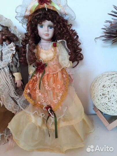 Кукла фарфоровая