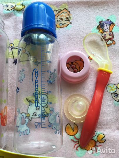 Бутылочки, пустышки, ложечка, подгузники