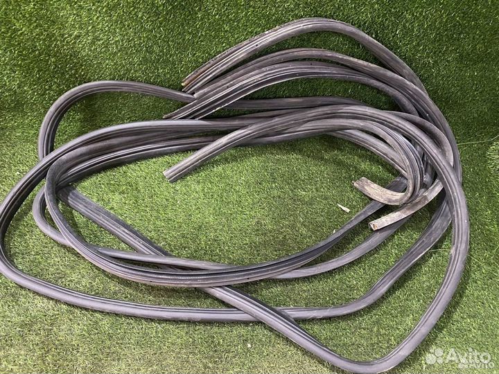 Улотнитель двери renault sandero 1