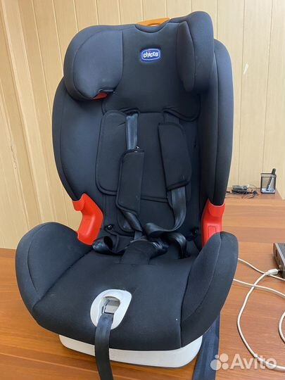 Надежное современное автокресло Chicco isofix