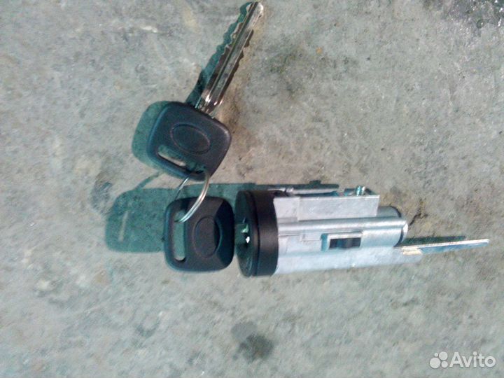 Личинка замка зажигания на тойота королла/спринтер