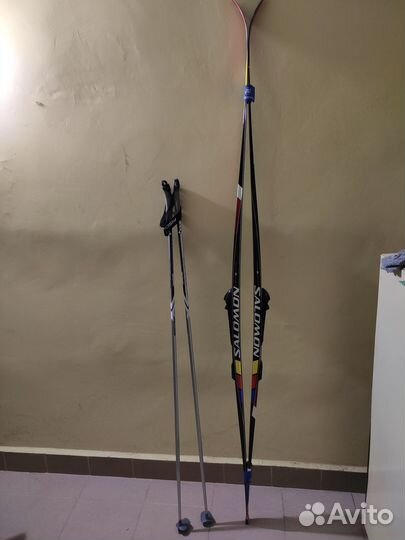 Лыжи с палками и ботинками