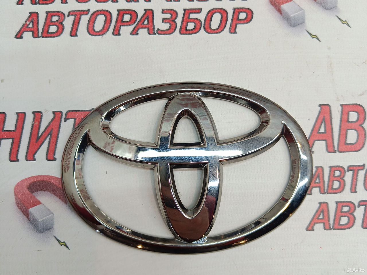 Эмблема крышки багажника Toyota Camry 70