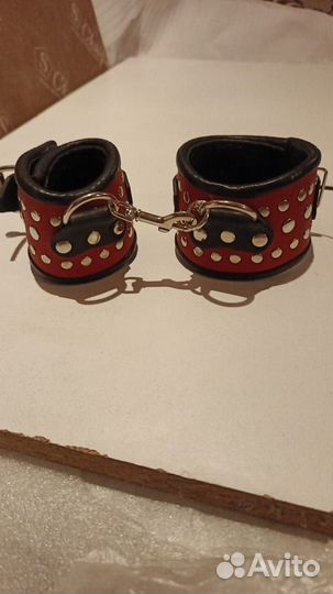 Девайс манжеты красные фигурные с карабином кожа