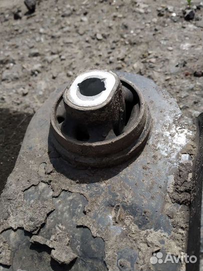 Рычаг правый Renault Fluence 2010 года