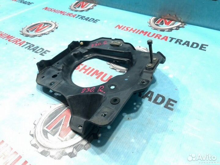 Крепление фары правое Isuzu Bighorn UBS25DW 6VD1