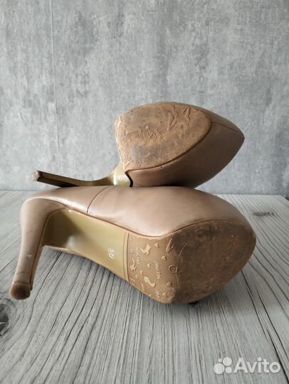 Туфли на высоком каблуке