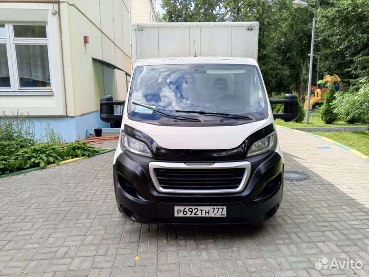 Водитель на своем грузовом авто